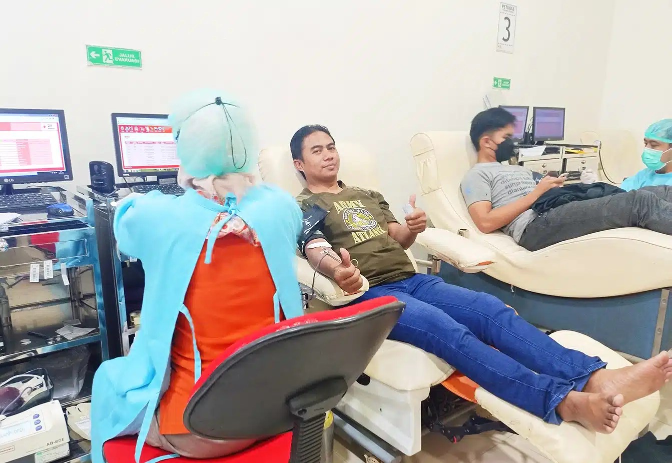 Relawan-PMI-PMR-KSR-aceh-donor-darah-warga-bantuan-bencana-Indonesian-red-cross-bulan-sabit-Palang-Merah